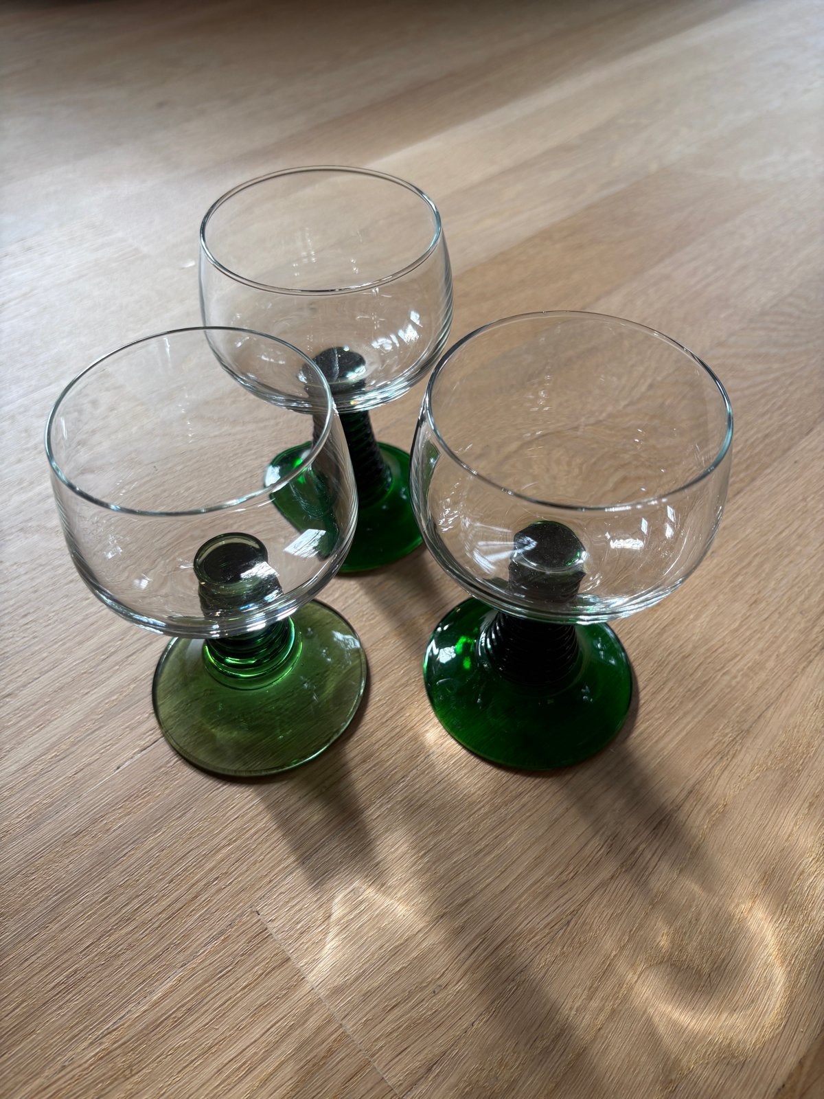Vintage wijnglazen met groene voet - set van 3, Antiek en Kunst, Ophalen of Verzenden
