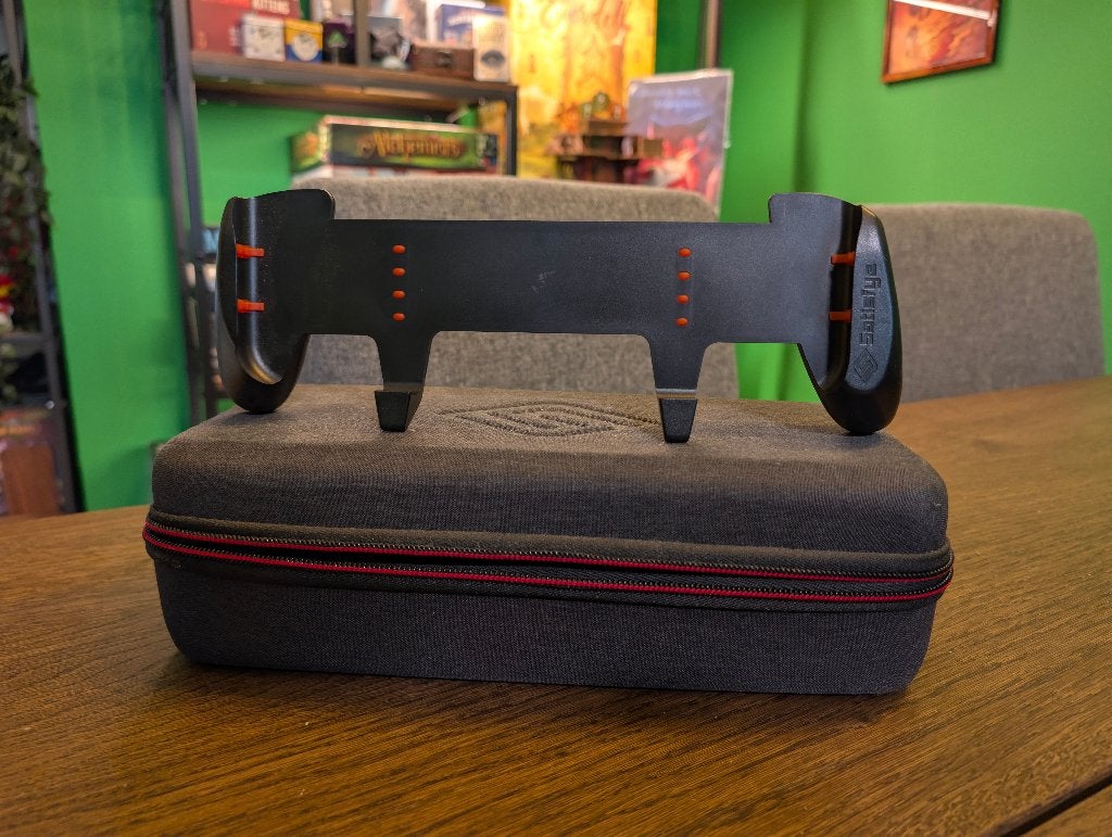 Foto 2 van Nintendo Switch (2019) incl. accesoires en grip + case