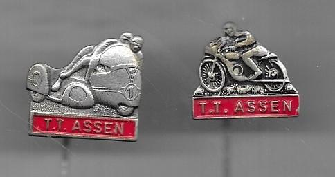 2 T.T. ASSEN CIRCUIT MOTOREN SPORT GERELATEERD, Ophalen of Verzenden, Gebruikt, Sport, Speldje of Pin