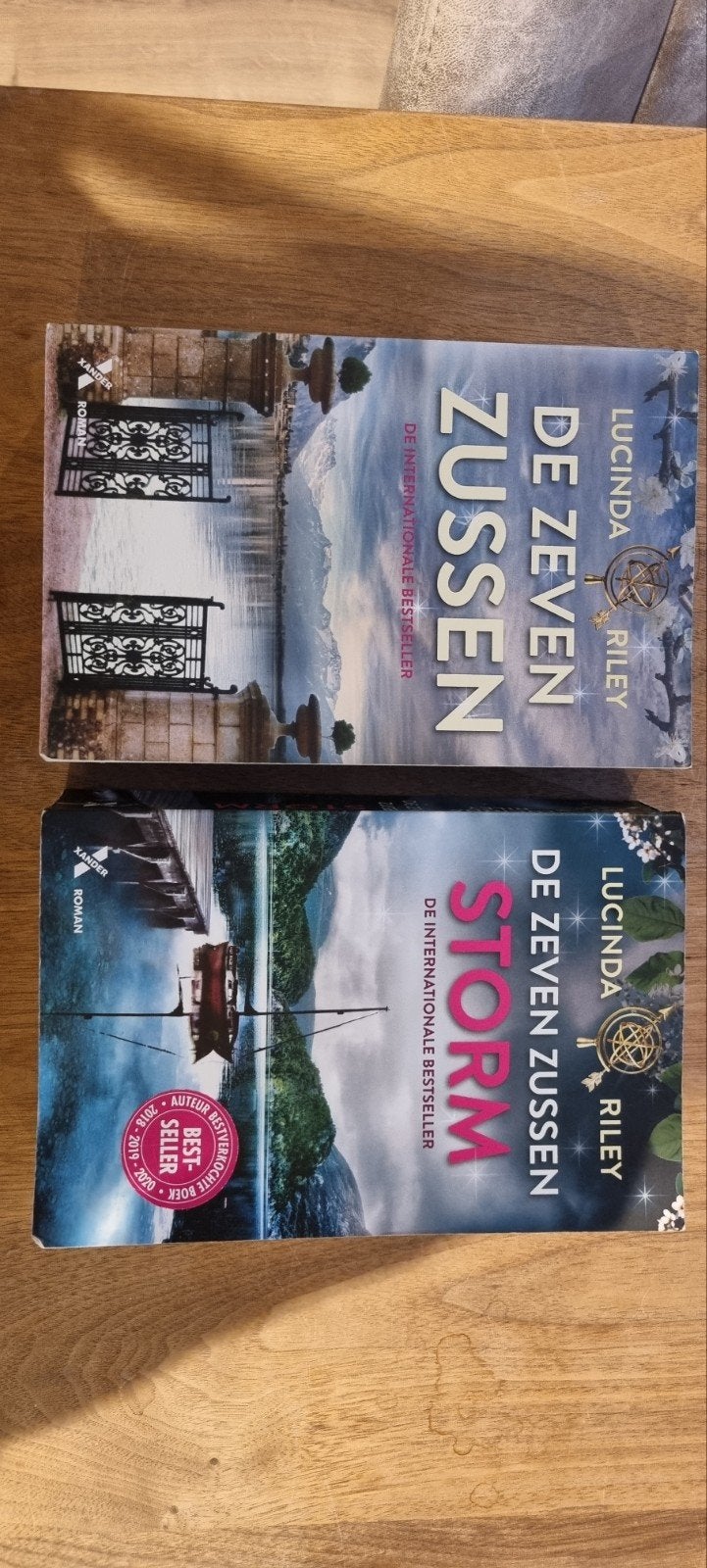 De Zeven Zussen - Deel 1 en 2 (Lucinda Riley), Boeken, Ophalen of Verzenden, Gelezen, Lucinda Riley