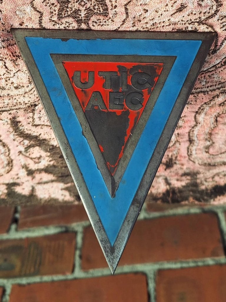 Zeldzaam en bijzonder auto embleem, mascotte...UTIC AEC🚍, Ophalen of Verzenden, Gebruikt, Auto's