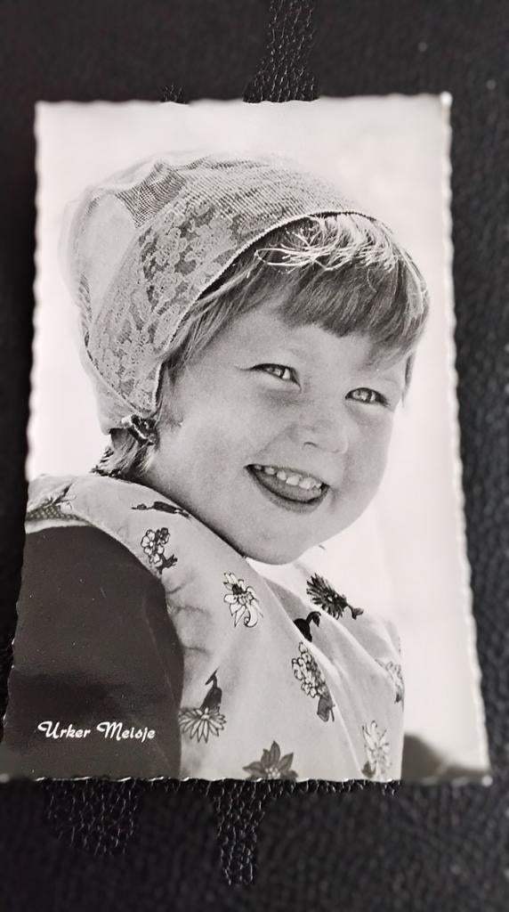 Vintage foto van lachend kind met hoofddoek, Urker Meisje, Verzamelen, Gebruikt, Foto, Ophalen of Verzenden, Voor 1940