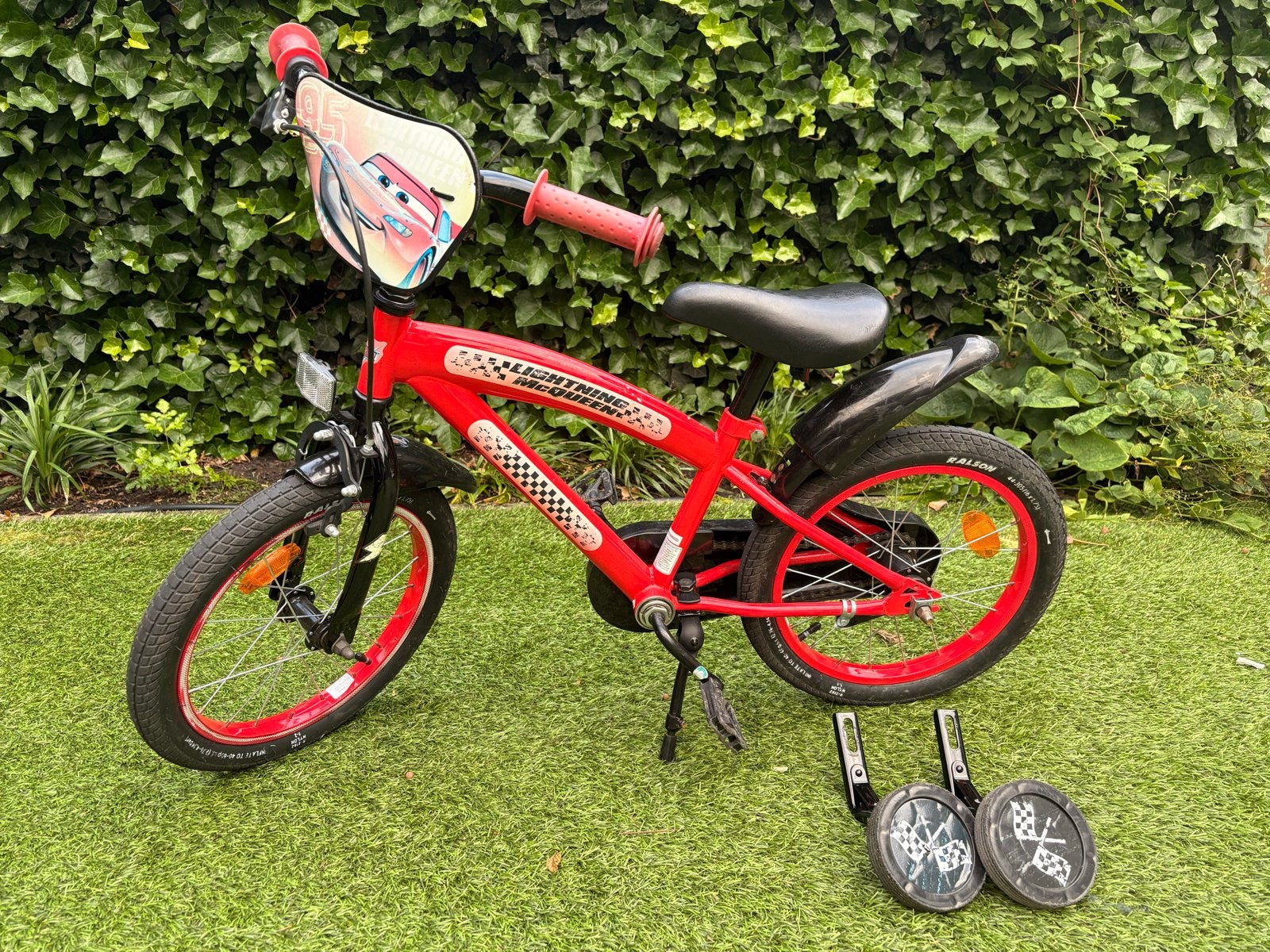 Cars Bliksem McQueen 16 inch kinderfiets met zijwieltjes, Fietsen en Brommers, Fietsen | Kinderfietsjes, Ophalen, Terugtraprem