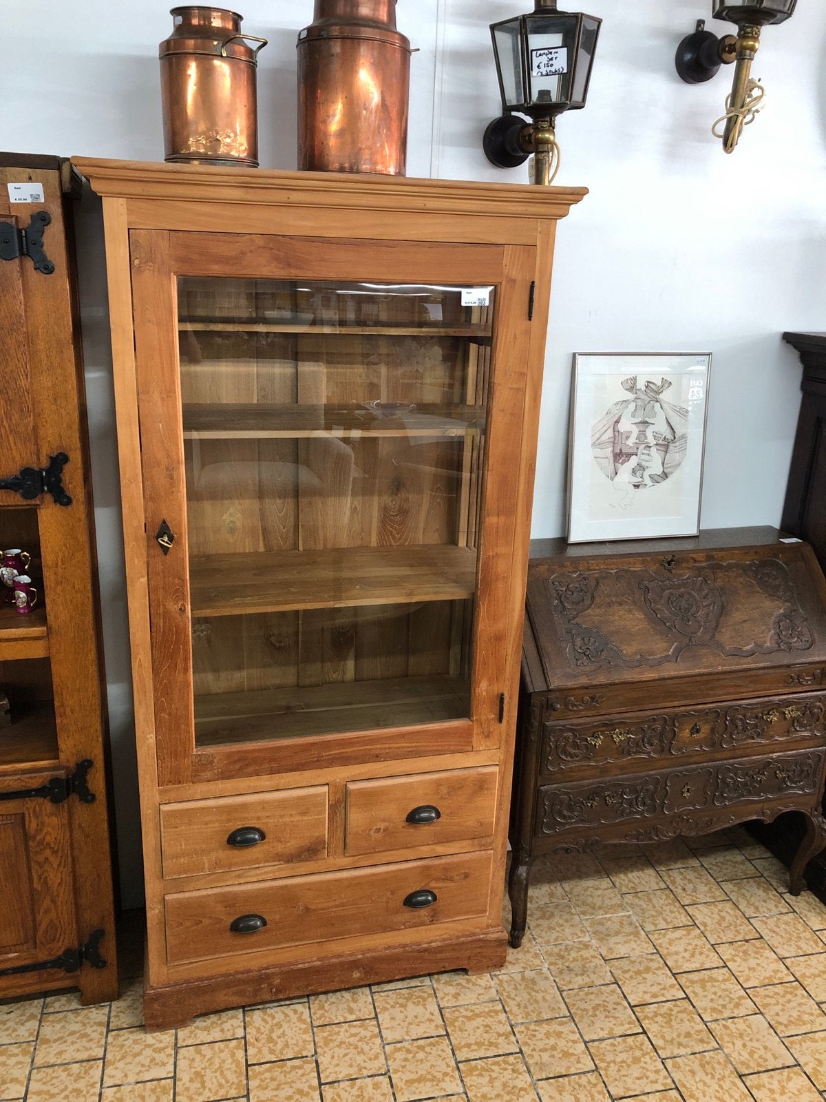 Mooie houten vitrinekast met lades en glazen deur, Ophalen, Gebruikt, Teakhout, 50 tot 100 cm