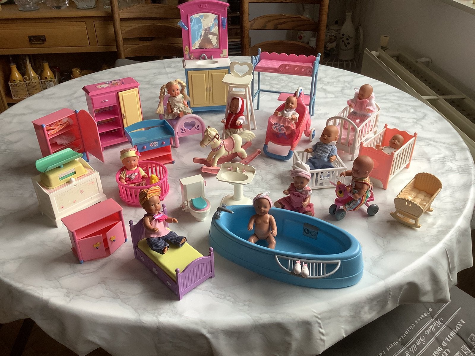Poppen huis spullen in grote rietenmand, Verzamelen, Ophalen of Verzenden, Nieuw, Poppenhuis