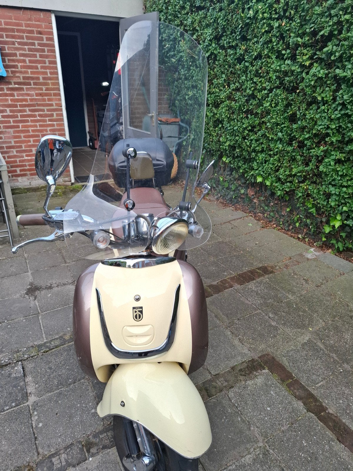 Retro Scooter - Bruin/Beige met Windscherm en Topkoffer, Ophalen, Gebruikt, BTC, 49 cc