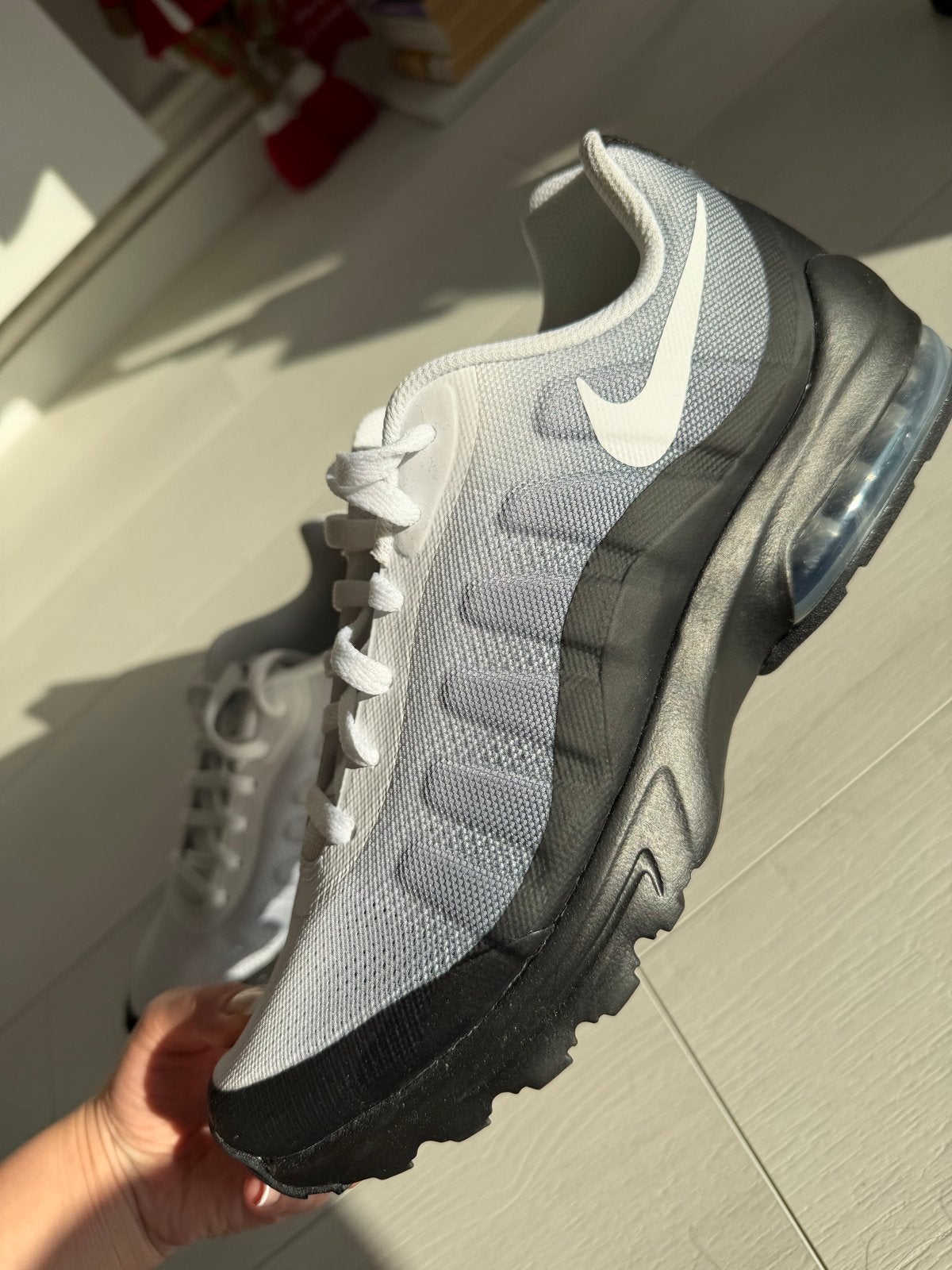 Nieuwe Nike Air Max Invigor sneakers - Maat 45, Ophalen of Verzenden, Nieuw, Wit, Sneakers of Gympen