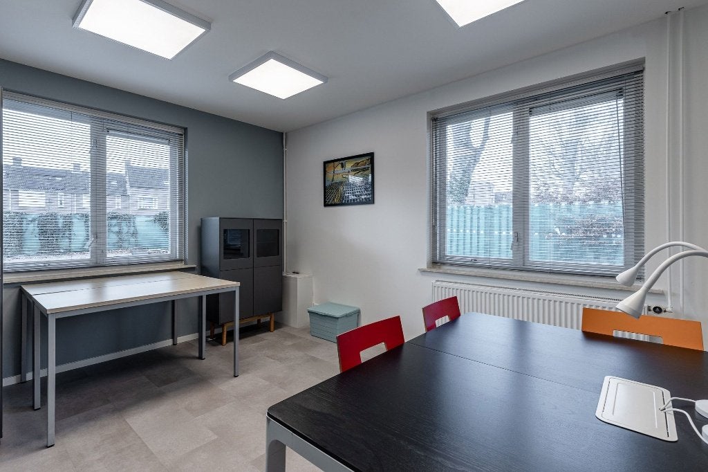 Vrijstaand kantoorpand op eigen terrein in Valkenswaard., 80 m², Huur, Kantoorruimte