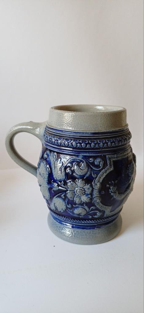 Antieke zoutglazuur bierpul met reliëfdecoratie, Antiek en Kunst, Antiek | Keramiek en Aardewerk, Verzenden