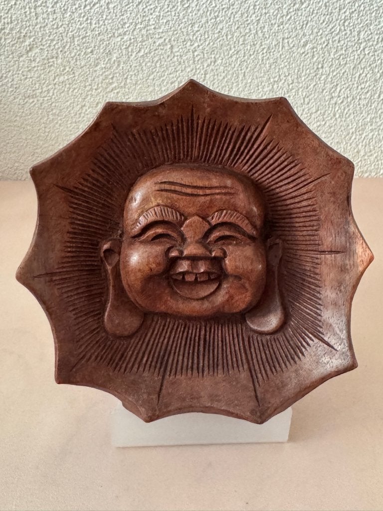 Houten handgesneden Lachende Boeddha sculptuur 16 cm, Hout, Bruin, 17 cm, Ophalen of Verzenden
