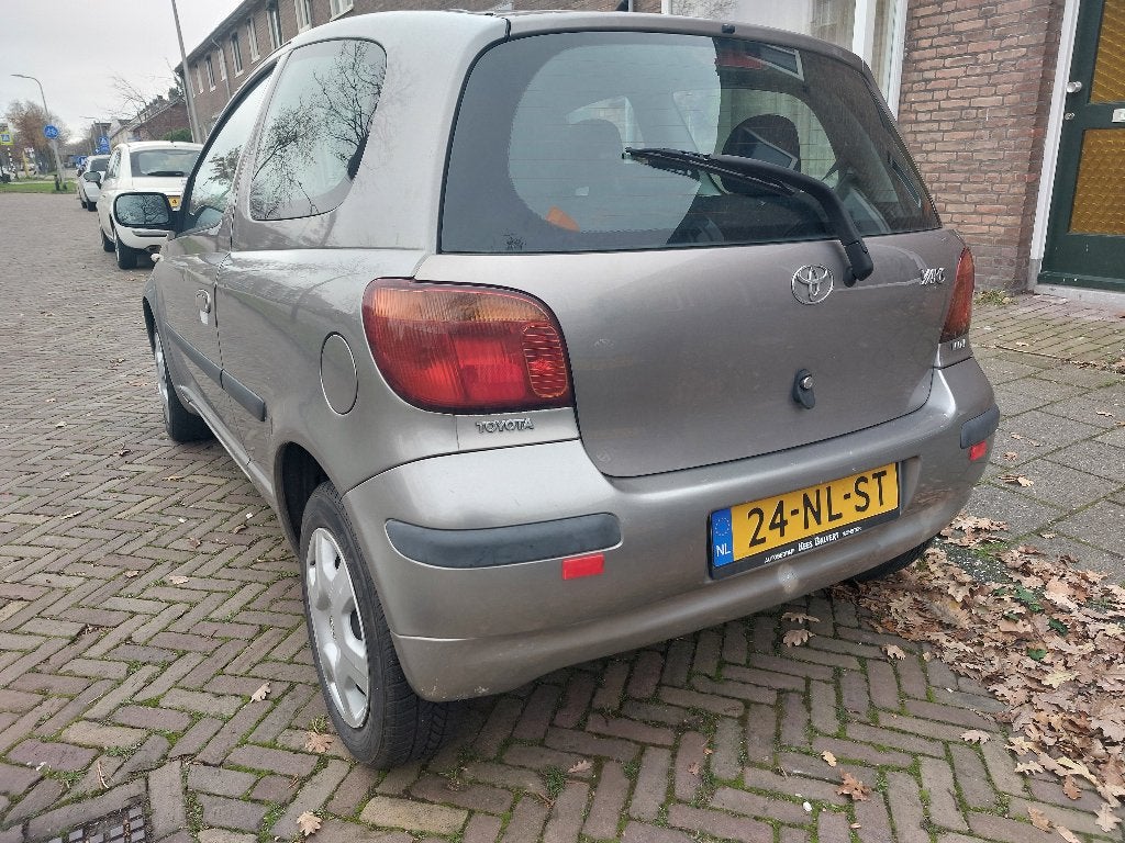 Toyota Yaris 1.3 16V Vvti 3DR Linea Terra 2004 Grijs, Auto's, Toyota, Voorwielaandrijving, Stof, 4 cilinders, 400 kg