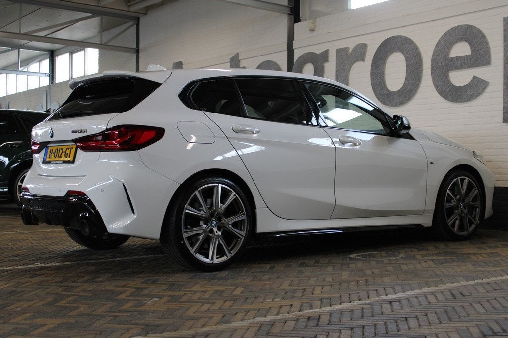 BMW 1 Serie M135i xDrive High Executive | Akrapovič uitlaat, 1998 cc, Gebruikt, 4 cilinders, Leder en Stof