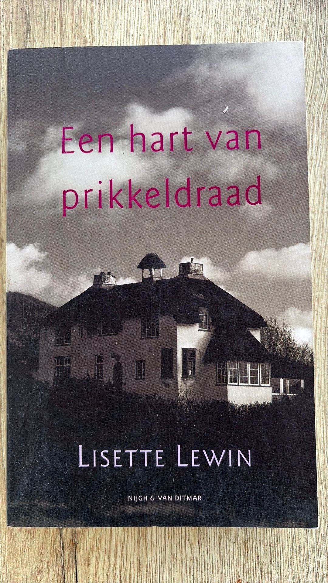 Een hart van prikkeldraad, Ophalen of Verzenden, Zo goed als nieuw