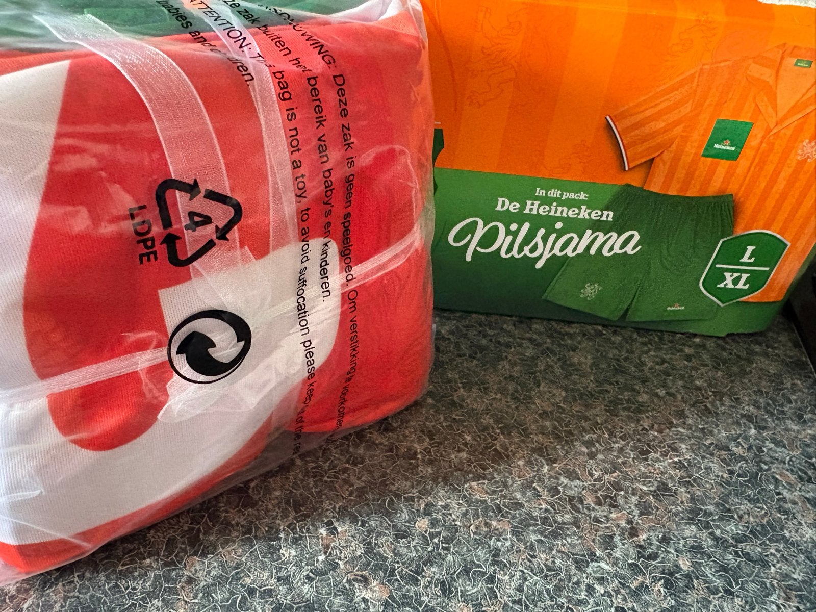 Heineken Pilsjama L/XL - Nieuw in verpakking, Ophalen of Verzenden, Nieuw, Maat 52/54 (L)