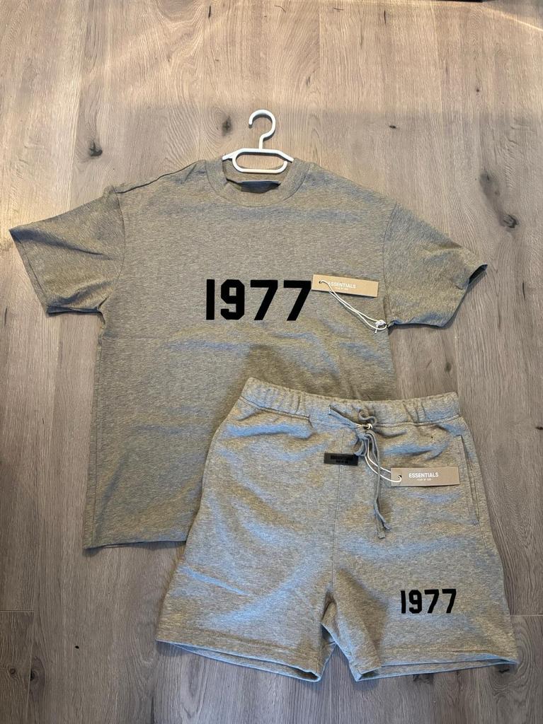Fear of God Essentials 1977 T-shirt en Short Set, Kleding | Heren, T-shirts, Nieuw, Maat 48/50 (M), Grijs, Ophalen of Verzenden