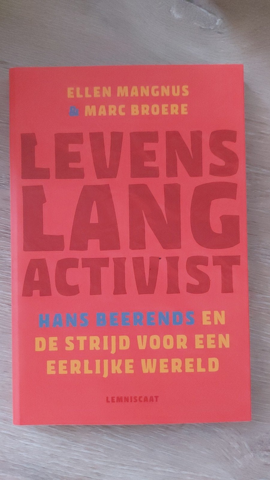F2: Levenslang Activist: Hans Beerends en de strijd voor eer, Ophalen of Verzenden, Zo goed als nieuw, Ellen Mangnus & Marc Broere