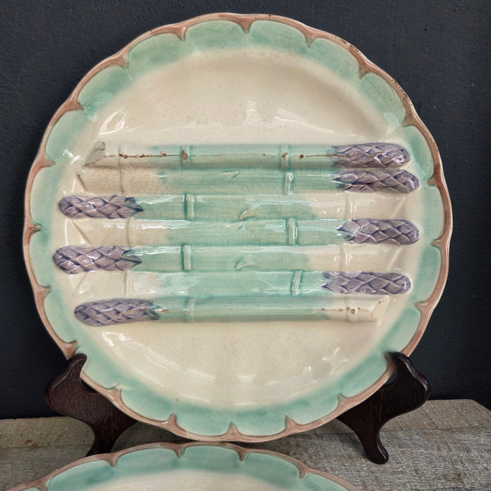 2 antieke Franse barbotine aardewerk asperge borden, Ophalen of Verzenden