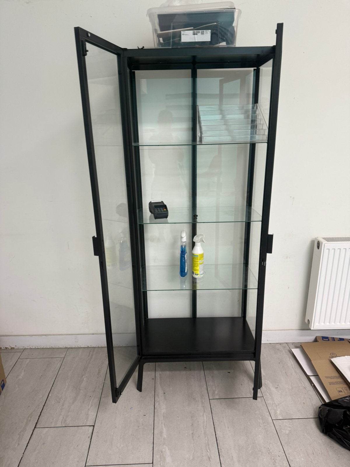 Te koop Ikea vitrine kast, Huis en Inrichting, Ophalen, 50 tot 100 cm, Zo goed als nieuw, 150 tot 200 cm