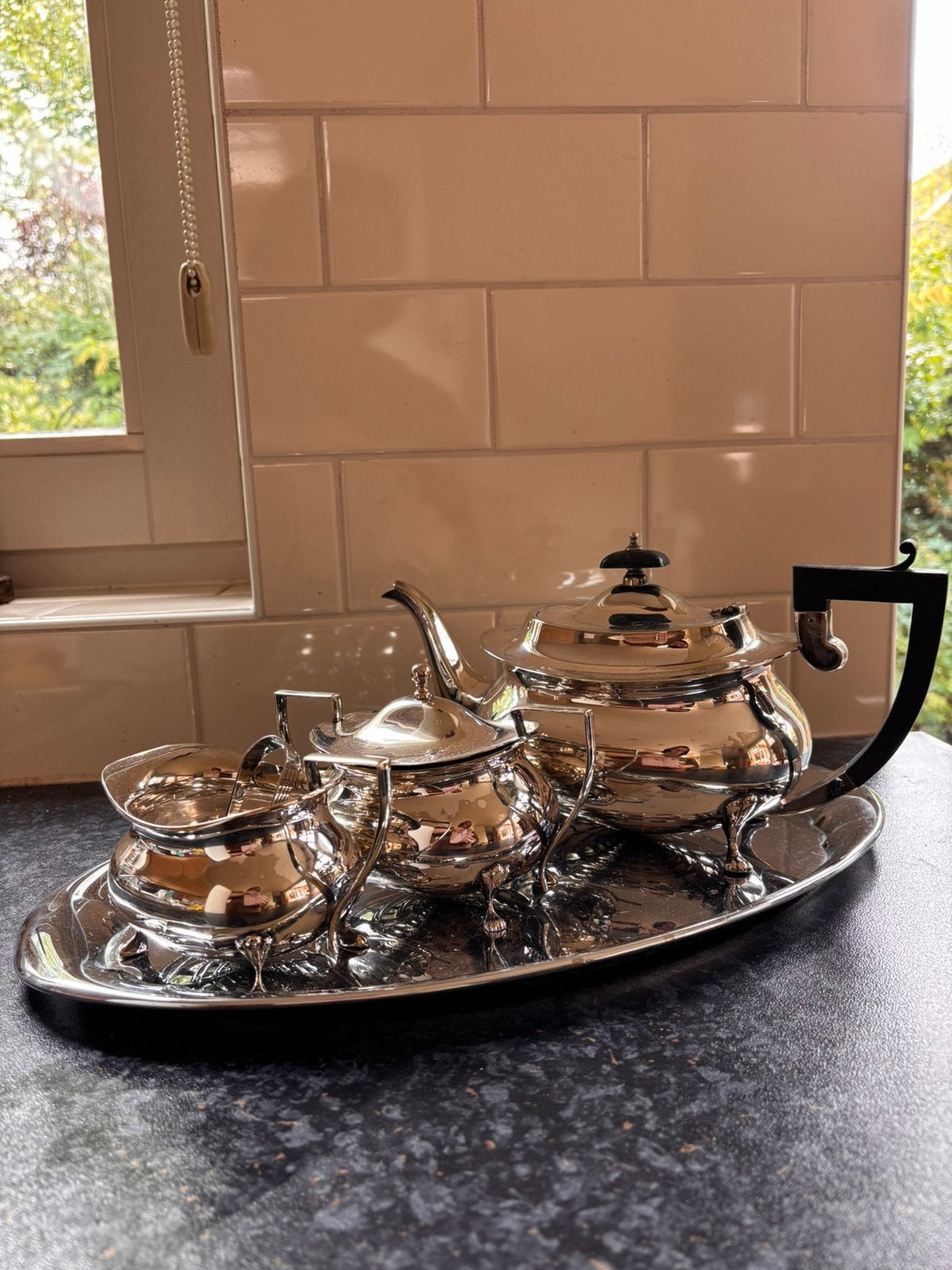 Verzilverd thee stel (theepot,melkkan,suikerpot), Ophalen