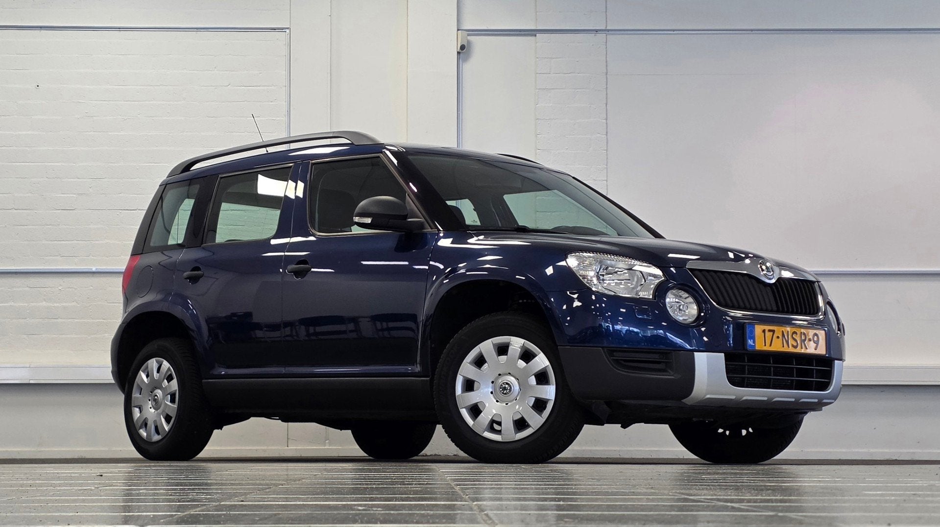 Skoda Yeti 1.2 TSI Active Plus Automaat 3e Eigenaar Trekhaak, Auto's, Euro 5, Gebruikt, Zwart, 4 cilinders