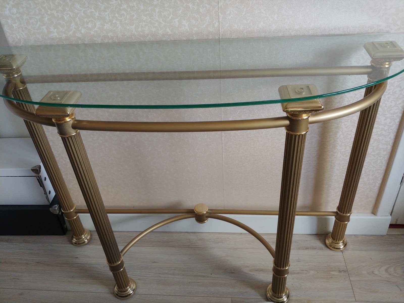 Design bijzettafel met glas en spiegel, zeer goede staat, Huis en Inrichting, Ophalen of Verzenden, 75 cm of meer, Rechthoekig