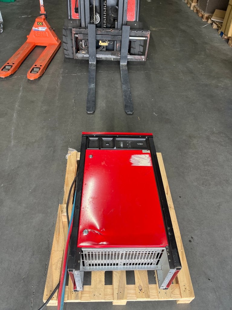 Micropower STC 48/125 is een volautomatische indus.acculader, Ophalen, Gebruikt