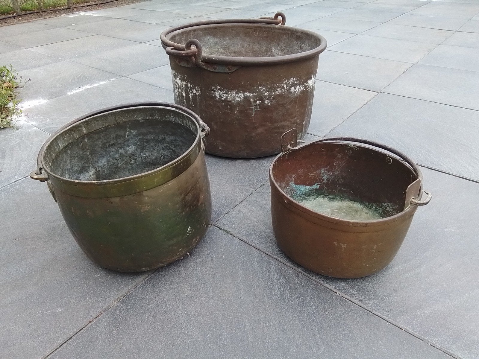 3 grote koperen ketels met hengsel
33 hoog 55 dia
27 hoog 31, Ophalen