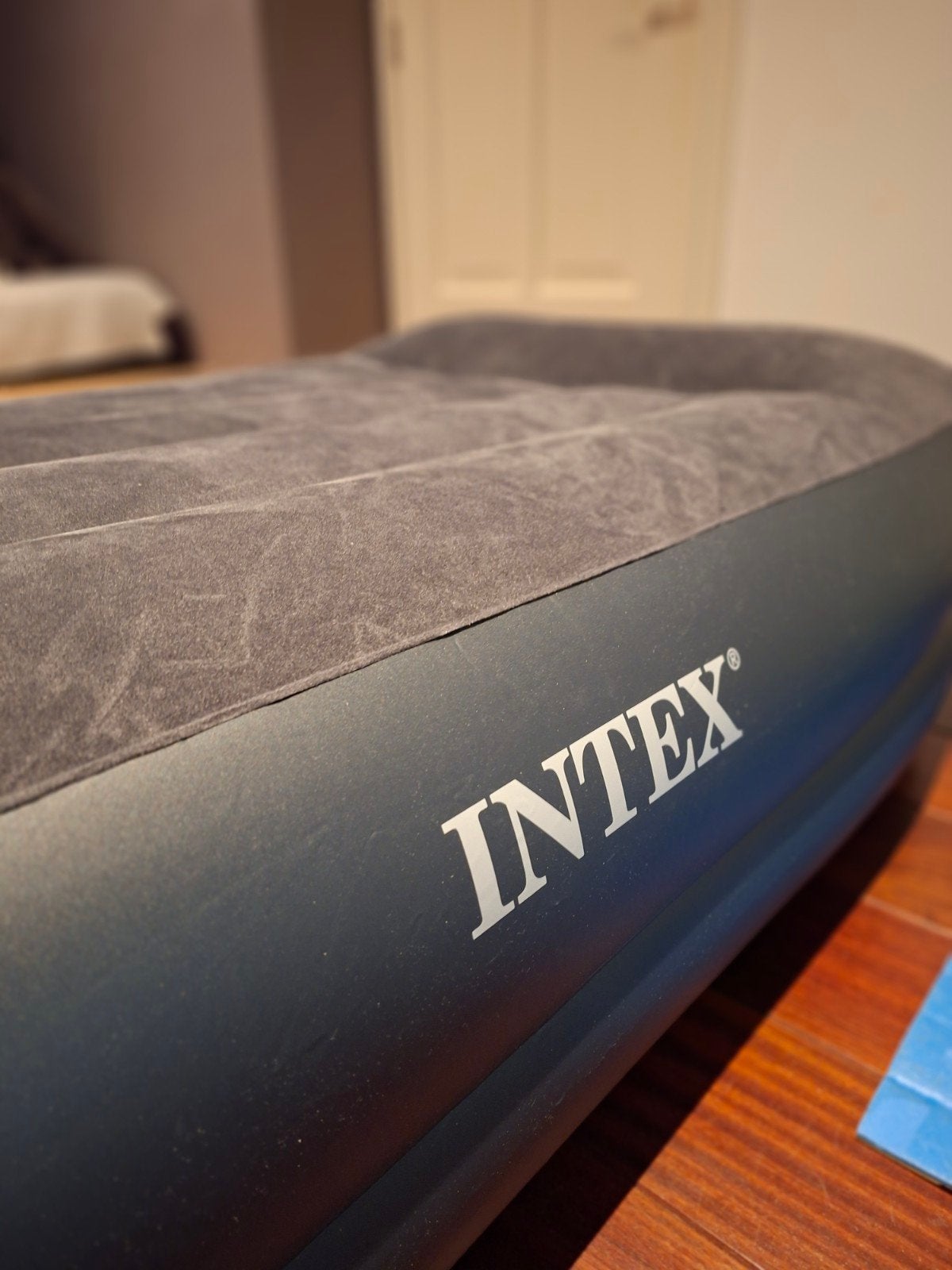 Intex Zelf Opblaasbaar Luchtmatras 1-persoons, Caravans en Kamperen, Ophalen of Verzenden, Ingebouwde pomp, Zo goed als nieuw