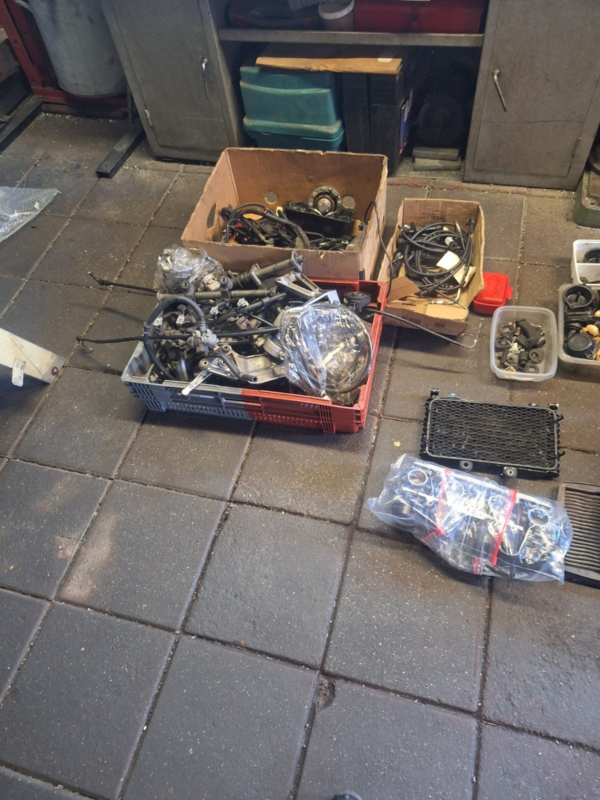 Grote partij Suzuki motoronderdelen en schokdempers, Motoren, Ophalen of Verzenden