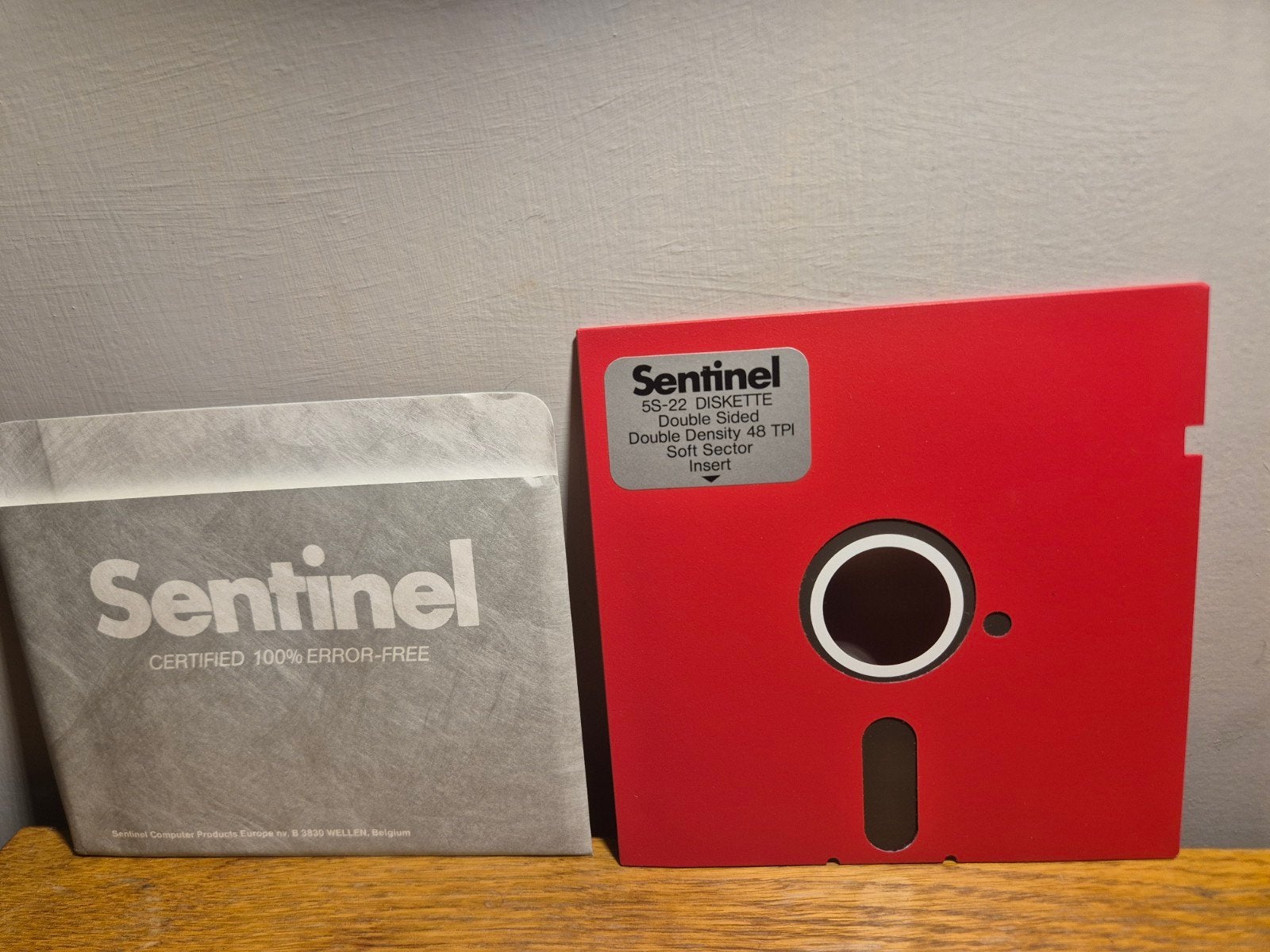 Rode 5,25 inch floppy disk, Sentinal/ double sided, Ophalen of Verzenden