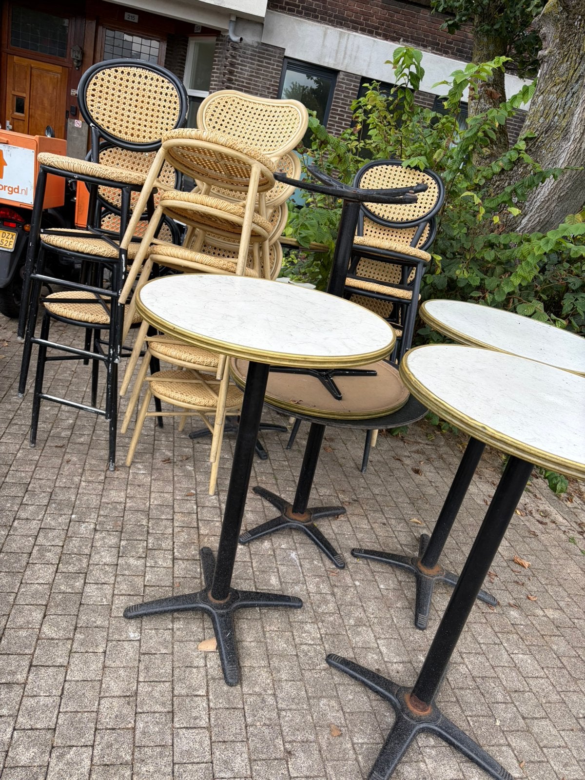 Terras tefels en stoelen, Ophalen, Gebruikt