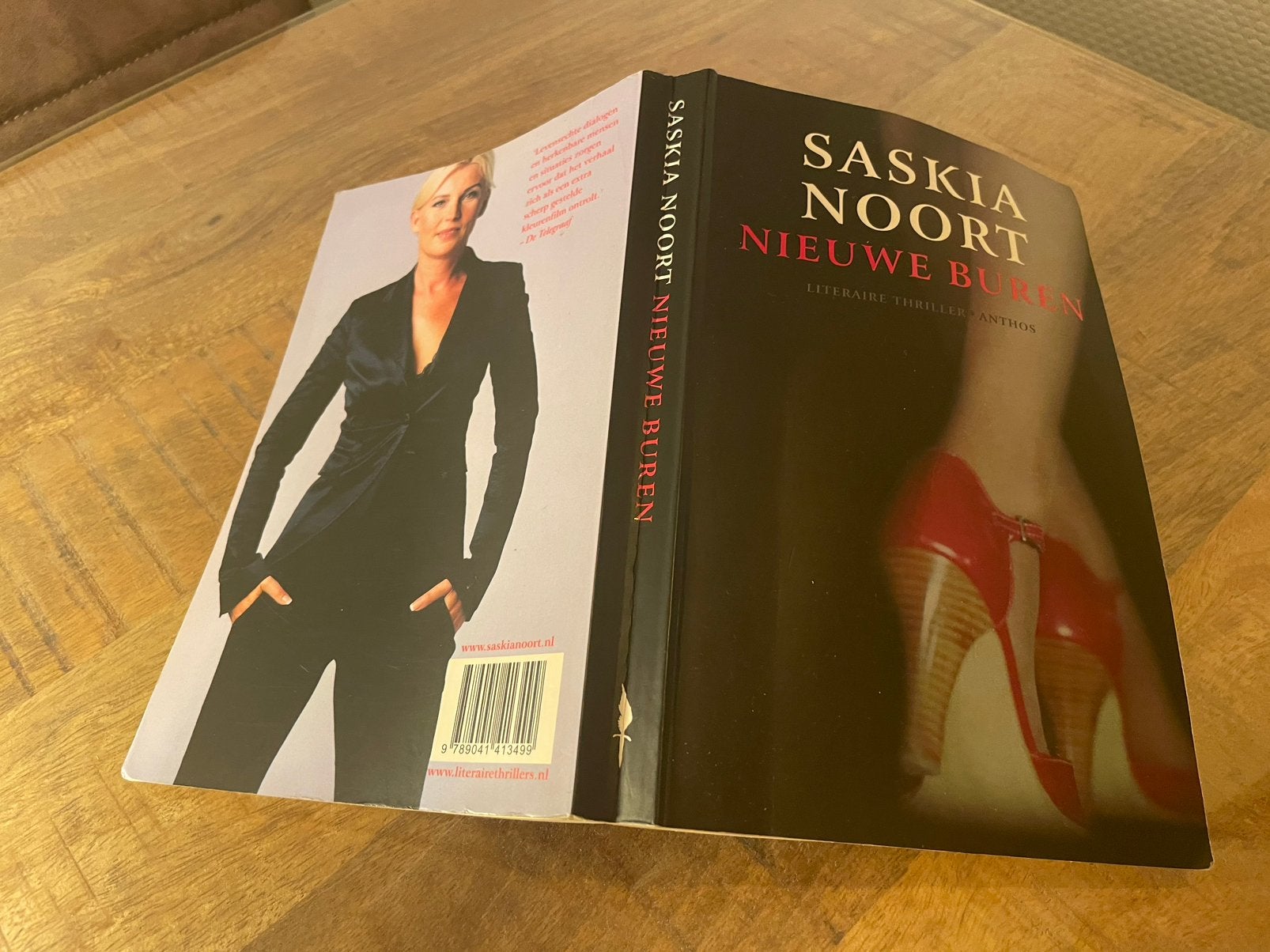 Boek nieuwe buren, Ophalen of Verzenden, Zo goed als nieuw