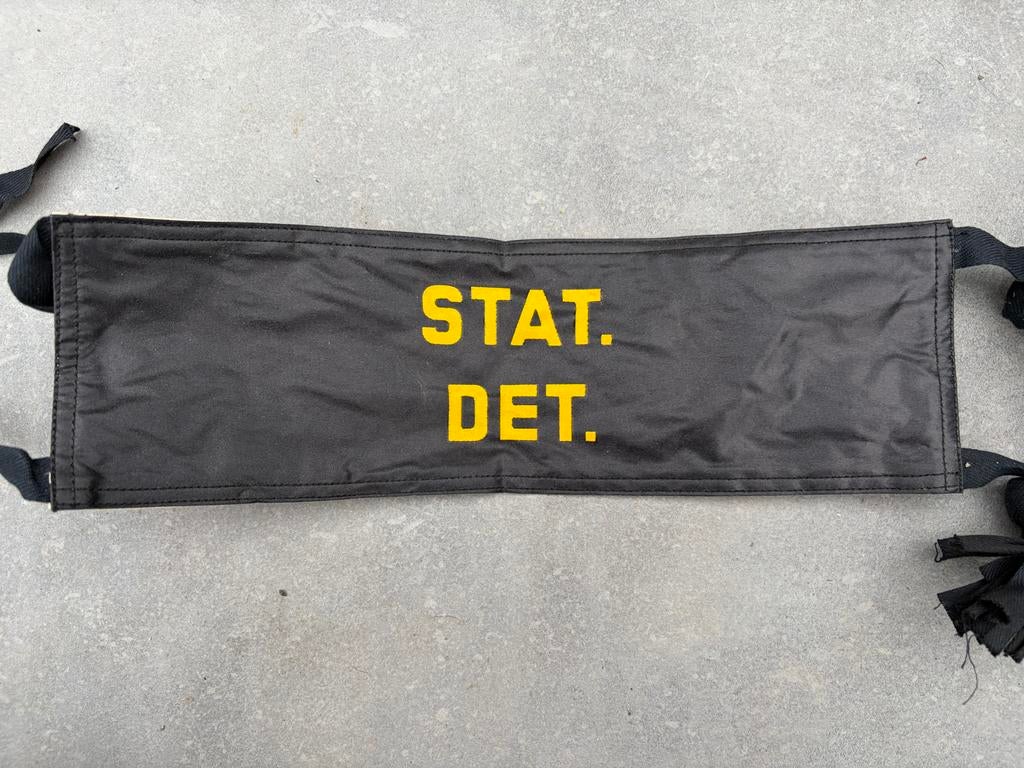 Militaire Armband 'STAT. DET.' - Zwart met Gele Letters, Ophalen, Overige soorten, Nederland, Embleem of Badge