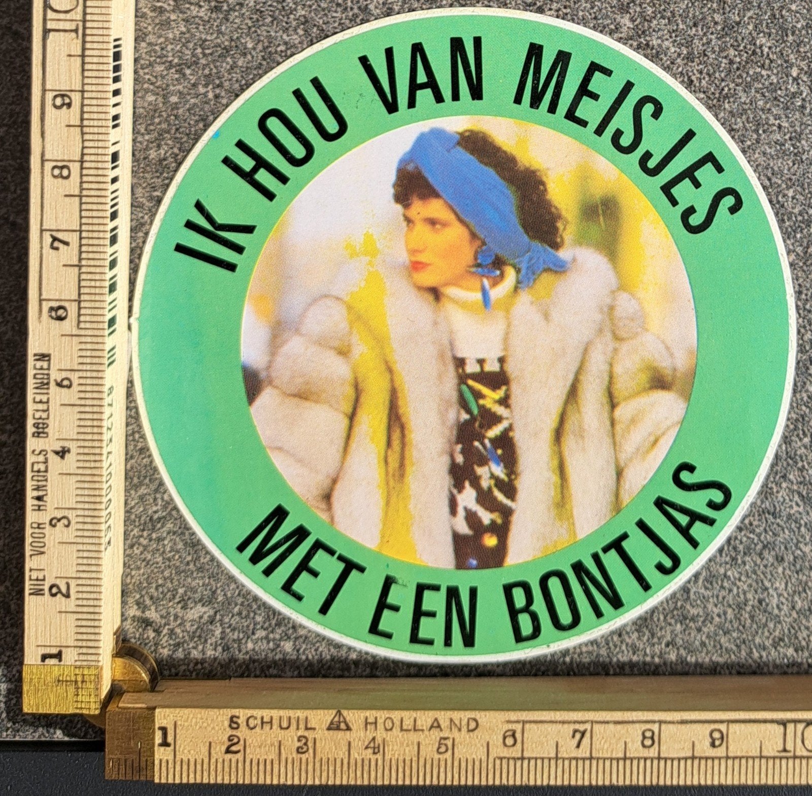 Vintage sticker ik hou van meisjes met een bontjas, Verzamelen, Stickers, Ophalen of Verzenden, Zo goed als nieuw