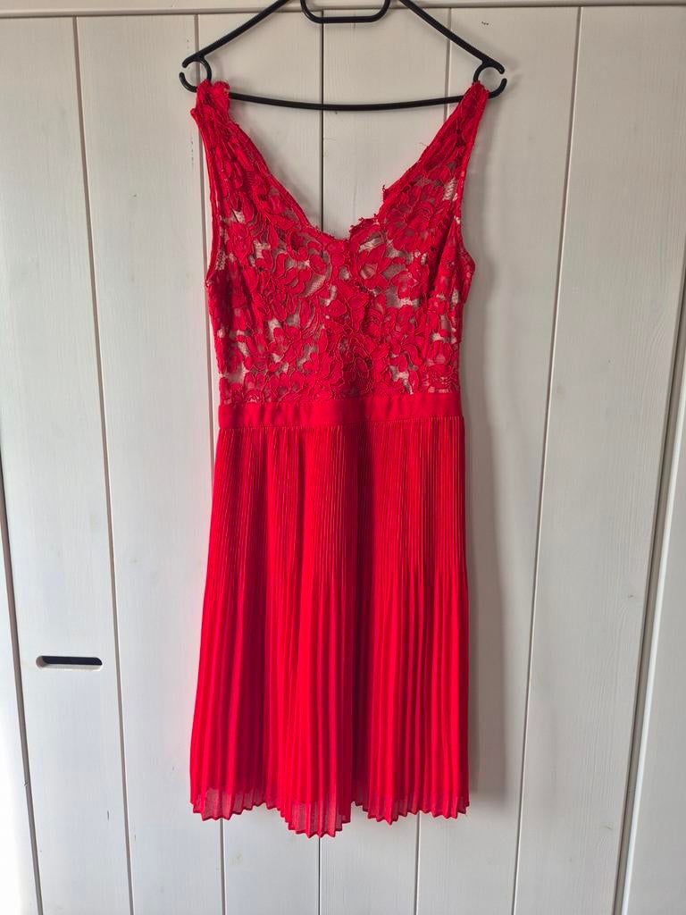 Rode kanten feestjurk 36/38 van Morgan met plissé rok, Kleding | Dames, Jurken, Zo goed als nieuw, Maat 36 (S), Rood, Morgan
