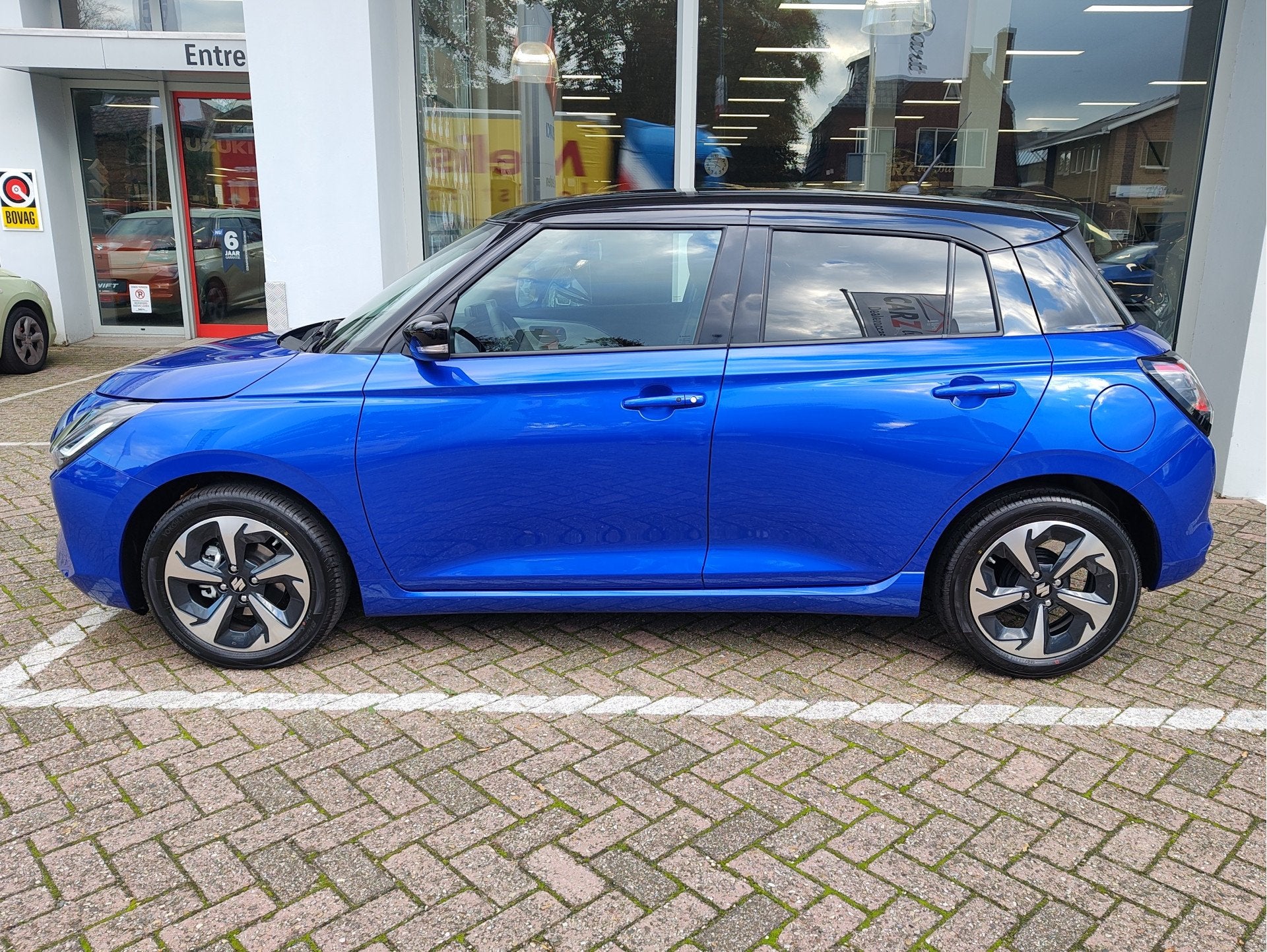 Suzuki Swift 1.2 STYLE SMART HYBRID AUTOMAAT Direct Leverbaa, Auto's, 12 maanden, Stof, Zwart, Swift