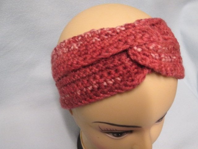 Warme handgehaakte hoofdband oudroze met twist one size, Kleding | Dames, Mutsen, Sjaals en Handschoenen, Maat 38/40 (M), Nieuw
