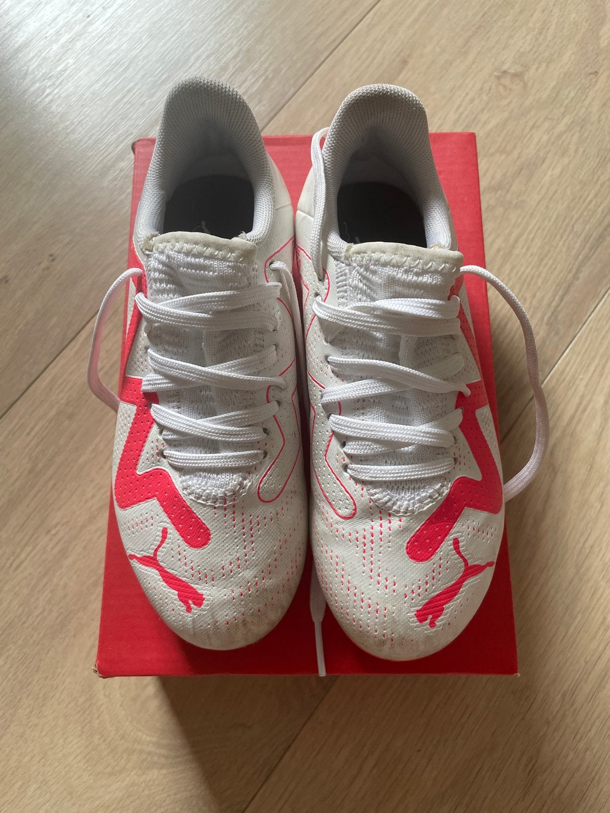 Puma Voetbalschoenen Kids Maat 30 - Wit/Roze, Sport en Fitness, Voetbal, Ophalen of Verzenden, Gebruikt, Schoenen