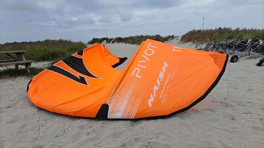 Naish Pivot 2026– 11m (oranje) – zo goed als nieuw, Kite, Watergoorweg 79 3861 MA Nijkerk, Info@kubus-sports.nl, Twintip
