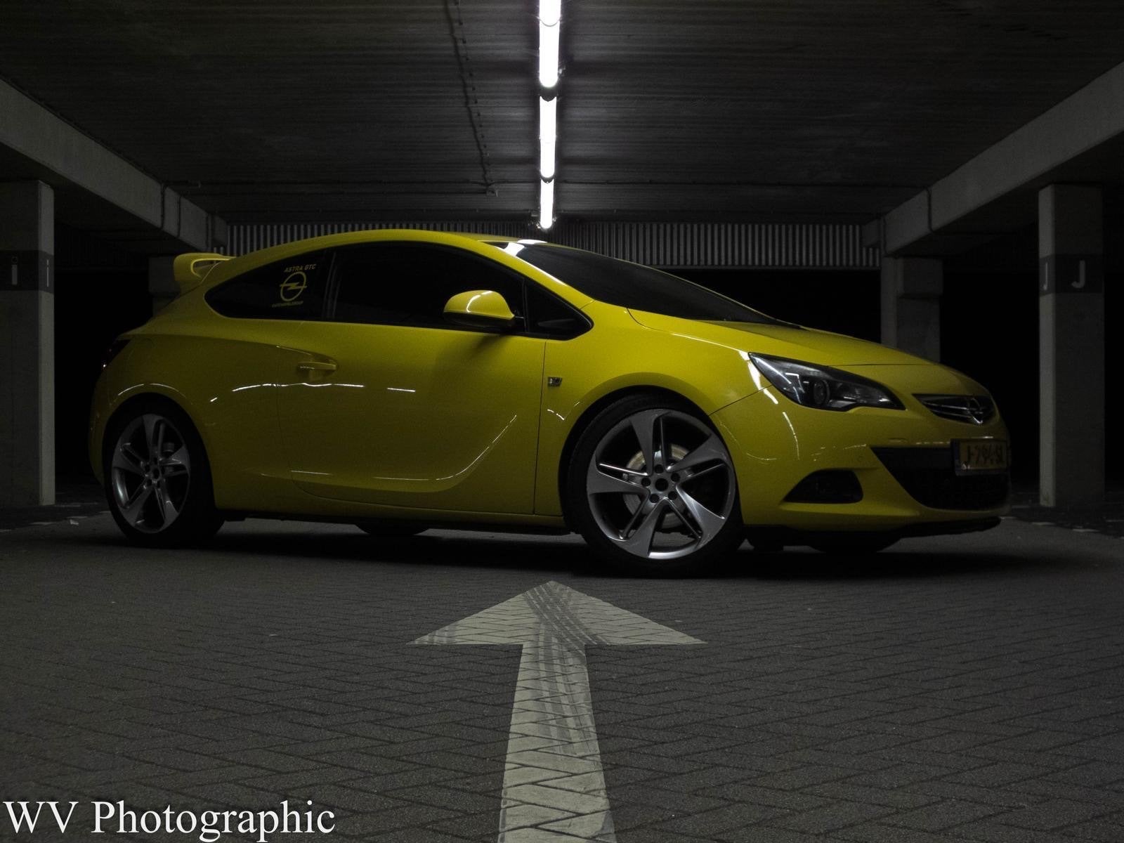 Foto 2 van Opel Astra 1.6 T 180PK Ecotec 2011 Geel