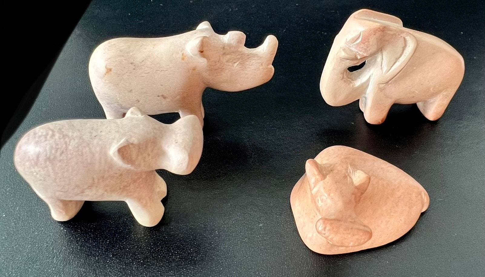 Kudde dieren. Nijlpaarden en olifant. Speksteen of marmer., Verzamelen, Beelden en Beeldjes, Ophalen of Verzenden, Zo goed als nieuw
