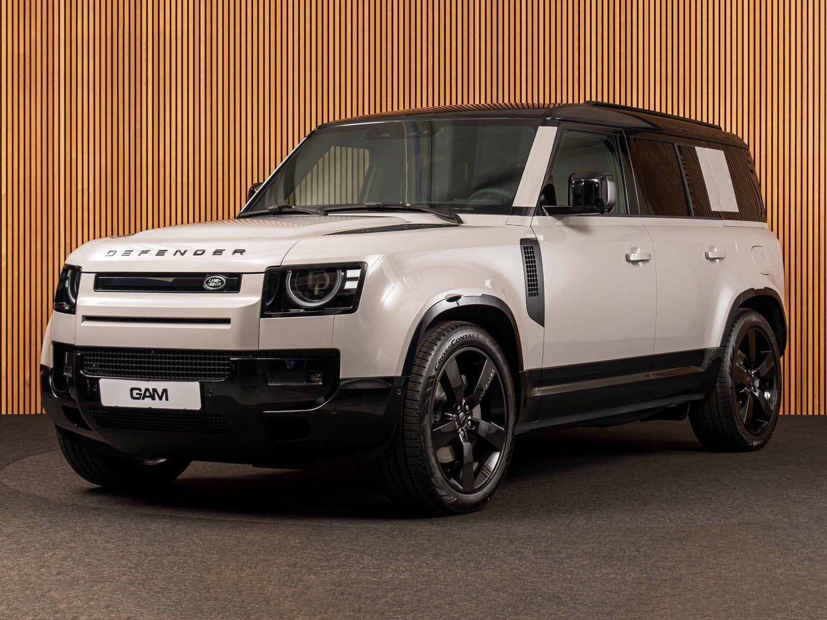 Land Rover Defender 110 2.0 P300e 110 X-Dynamic HSE BORASCO, Automaat, Gebruikt, Zwart, 4 cilinders