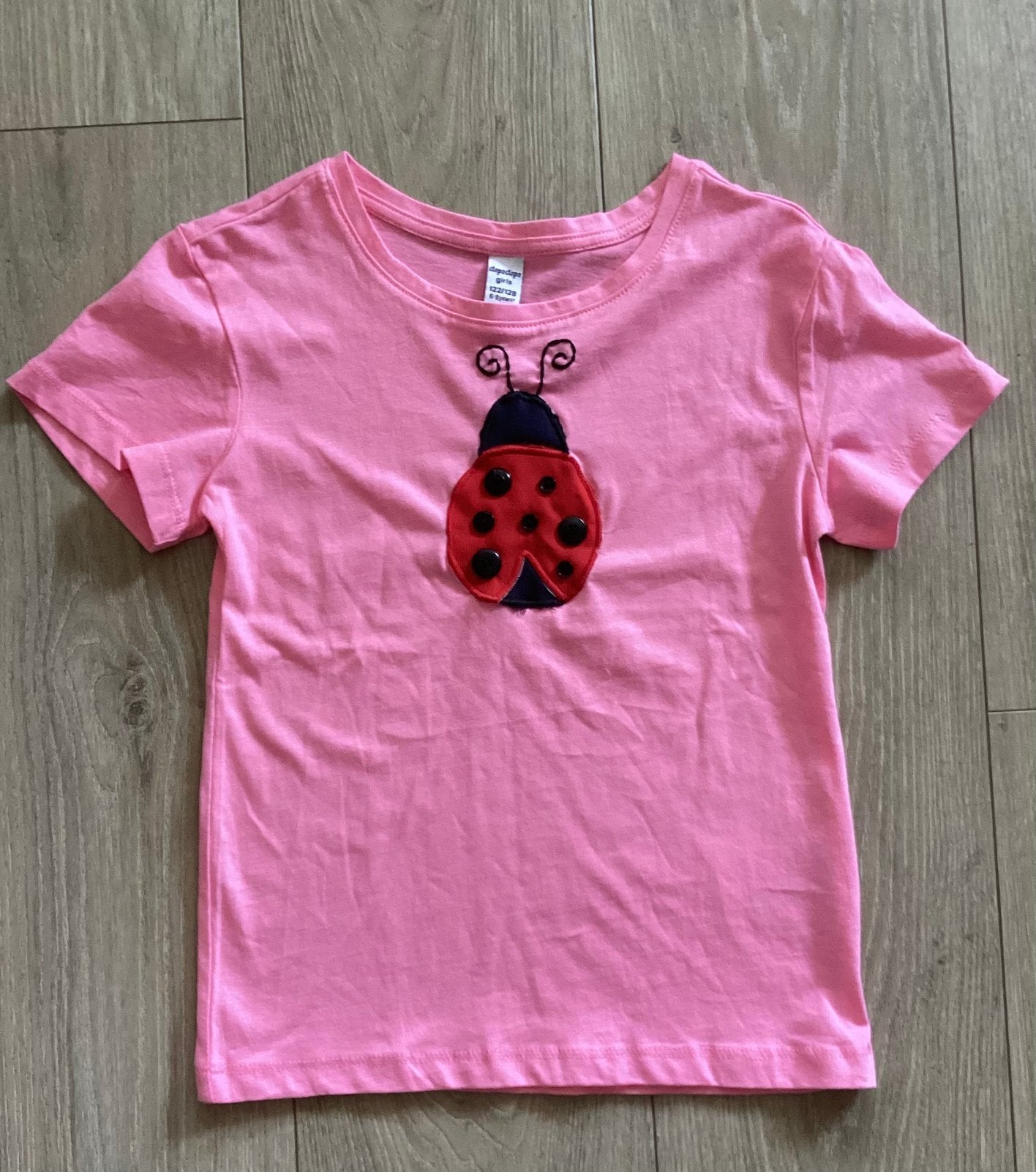 Handgemaakt patchwork lieveheersbeestje shirt roze 122-128, Ophalen of Verzenden, Nieuw, Meisje, Shirt of Longsleeve