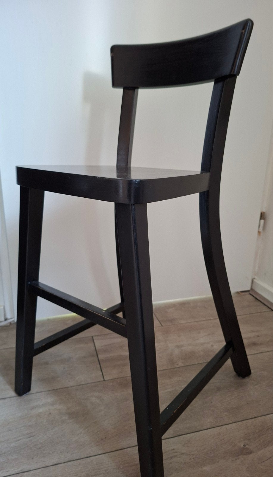 Zwarte houten kruk met rugleuning, Kinderen en Baby's, Kinderstoelen, Ophalen of Verzenden, Gebruikt, Overige typen