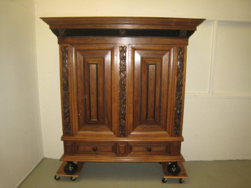 Mooie Hollandse kussenkast met snijwerk in nette staat