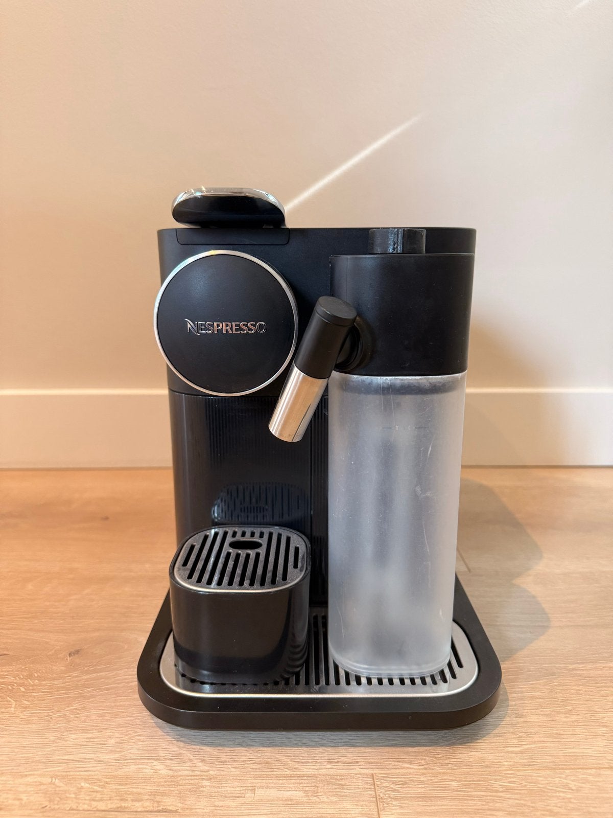 Nespresso De'longhi Gran Lattissima ZWART, Ophalen of Verzenden, Gebruikt, Koffiemachine, Koffiepads en cups