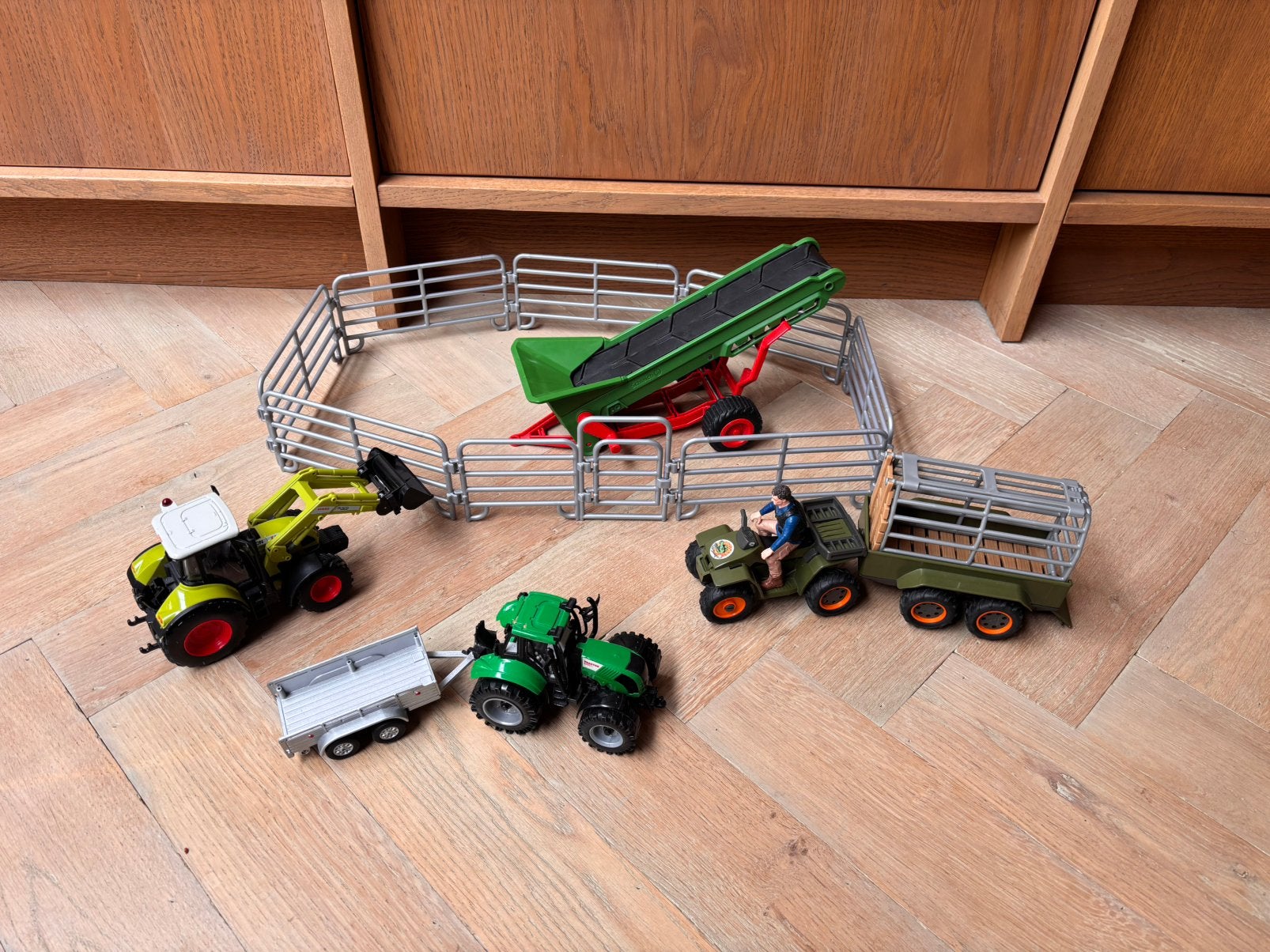Schleich en Dickies boerderij / tractors, Ophalen, Zo goed als nieuw