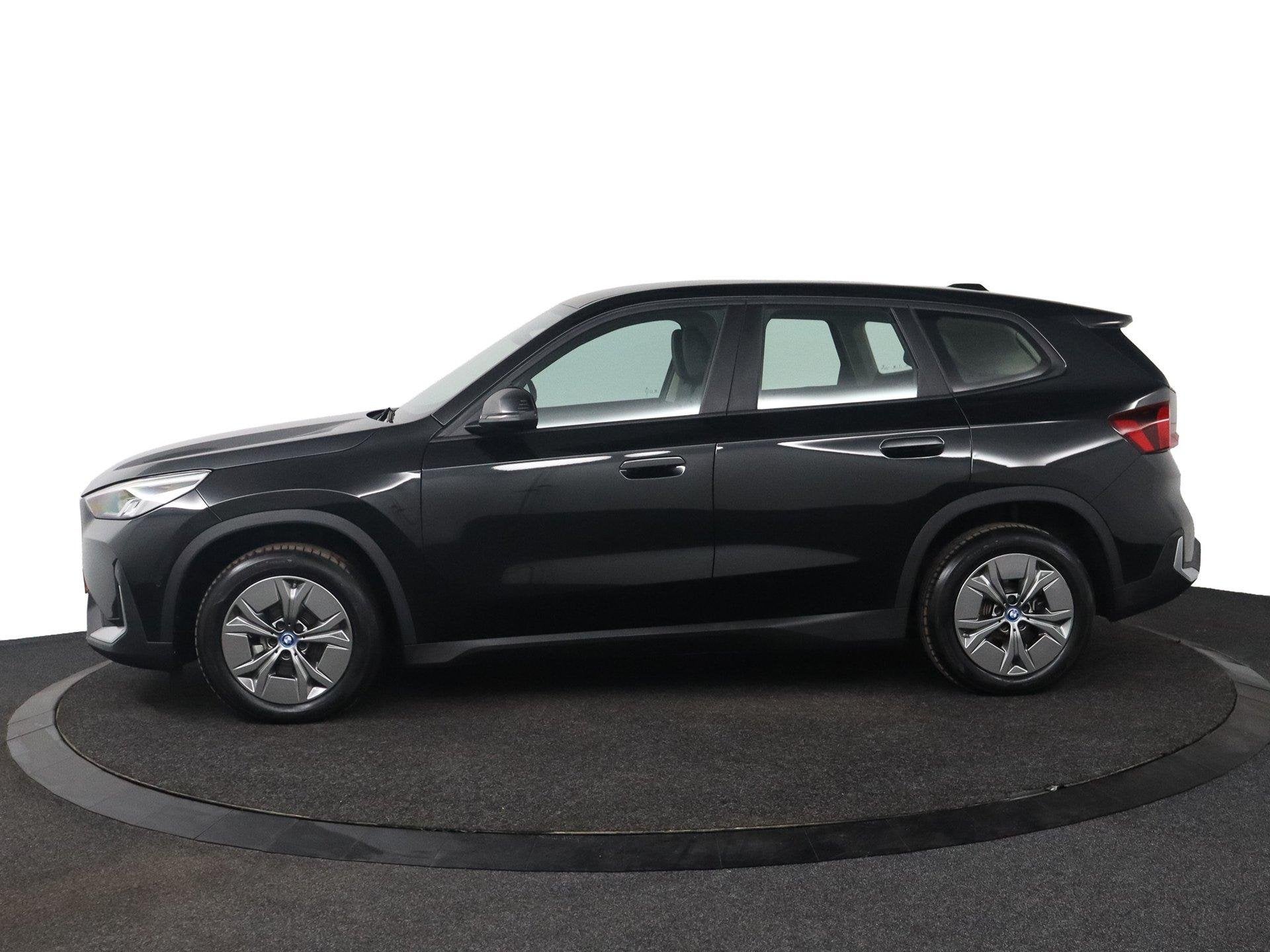 BMW iX1 eDrive20 67 kWh | Camera | Parkeersensoren voor en a, Gebruikt, Met garantie (alle), Zwart, 204 pk