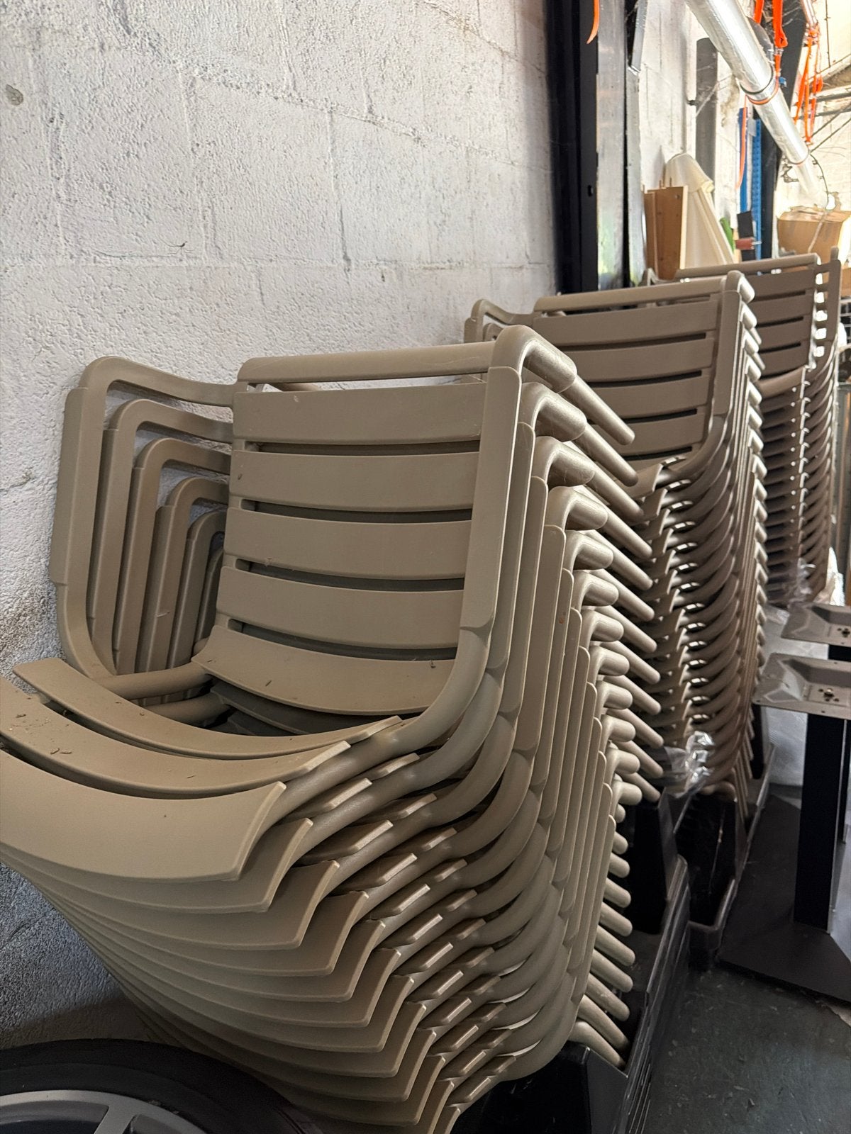 48 stapelbare terrasstoelen, beige kunststof, Ophalen, Gebruikt, Kunststof, Stapelbaar