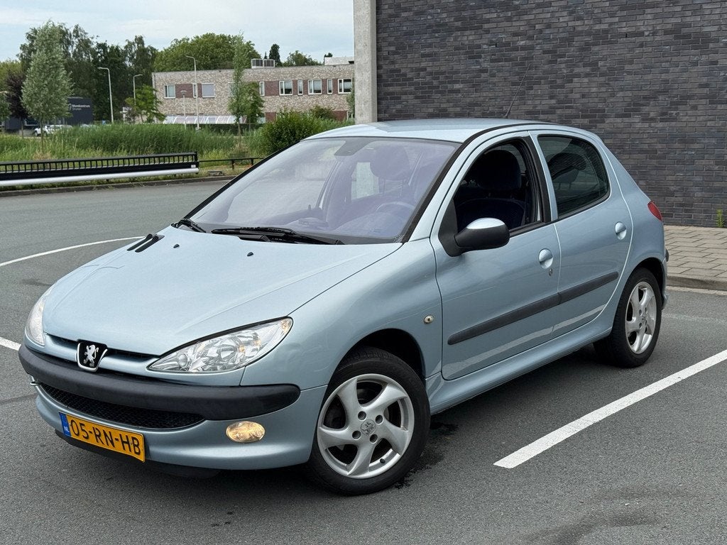 Peugeot 206 1.6-16V Gentry | Autom. | CarPlay/Android | APK, 4 cilinders, 1039 kg, Bedrijf, 550 kg